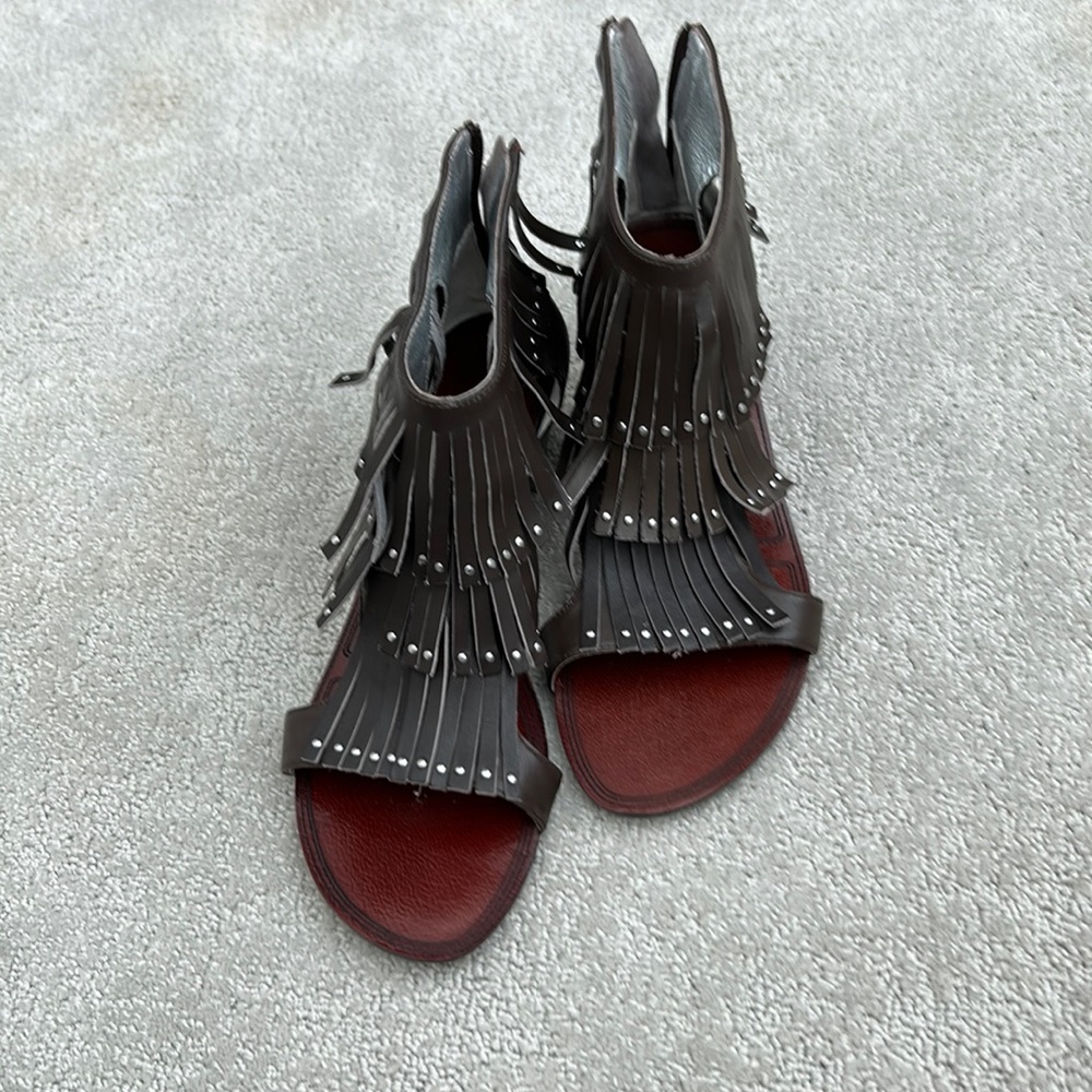Adorable Matiko brown fringed sandals
